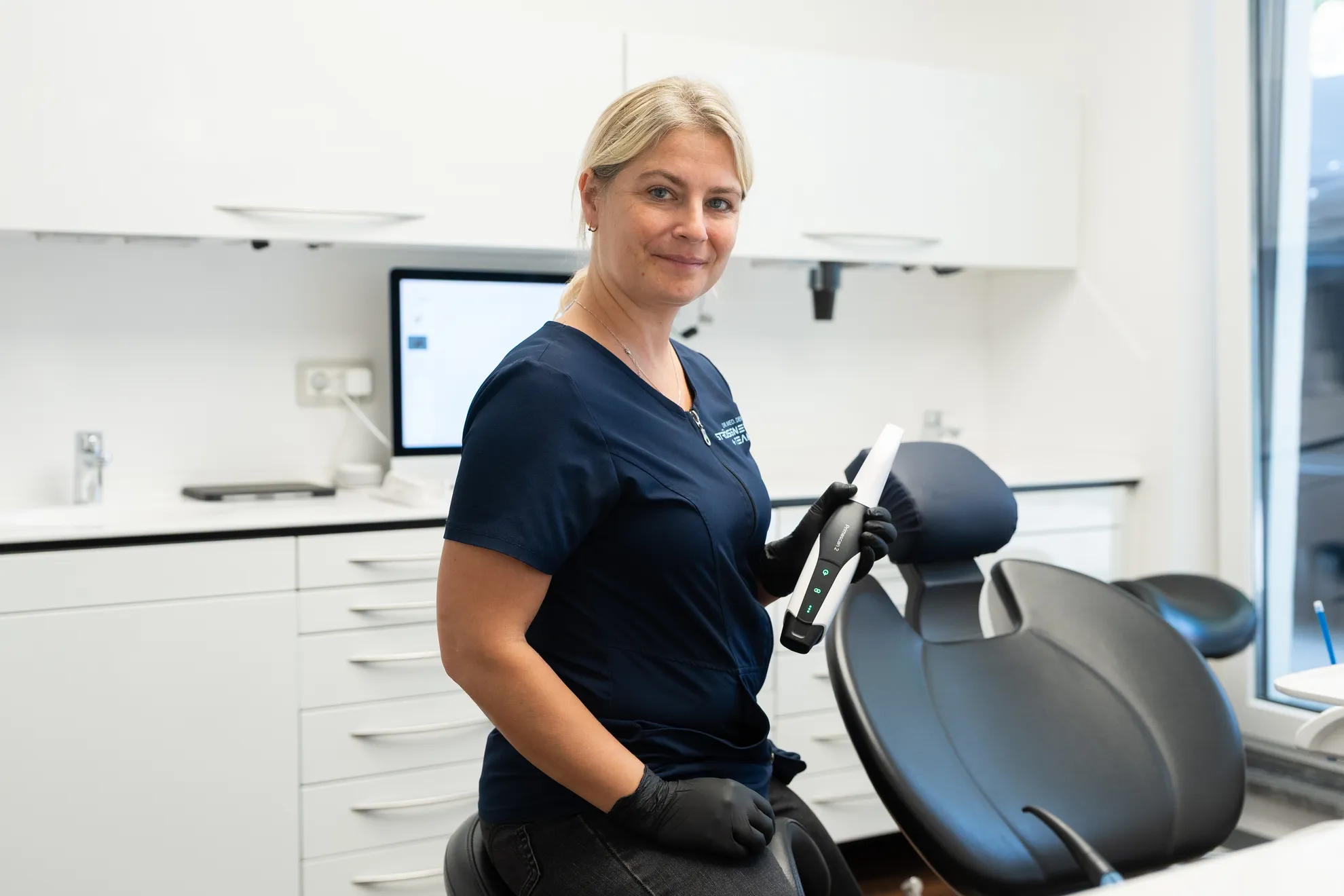 Mitarbeiterin mit zahnmedizinischem Gerät