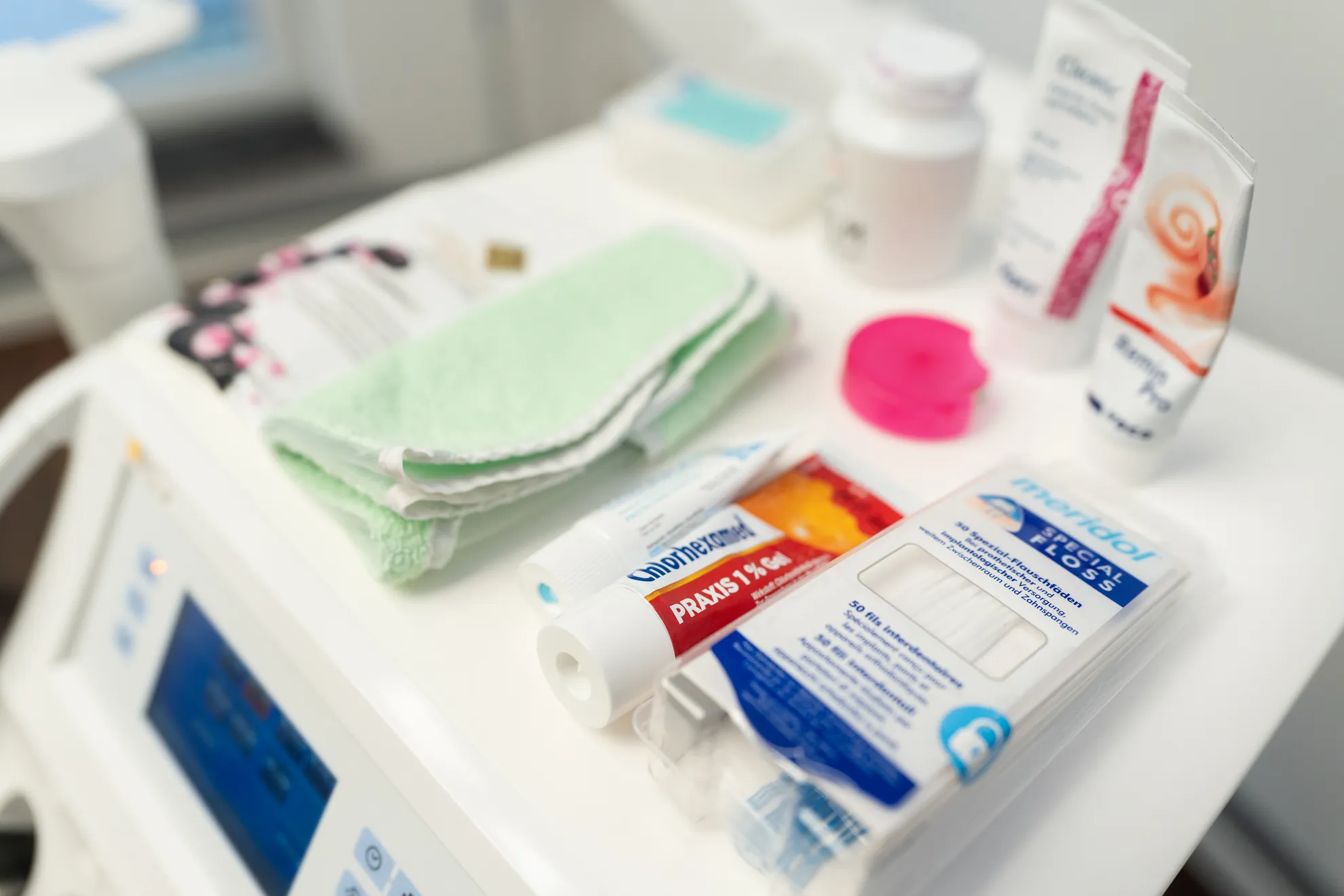 Ablage mit Pflegeprodukten in der Praxis